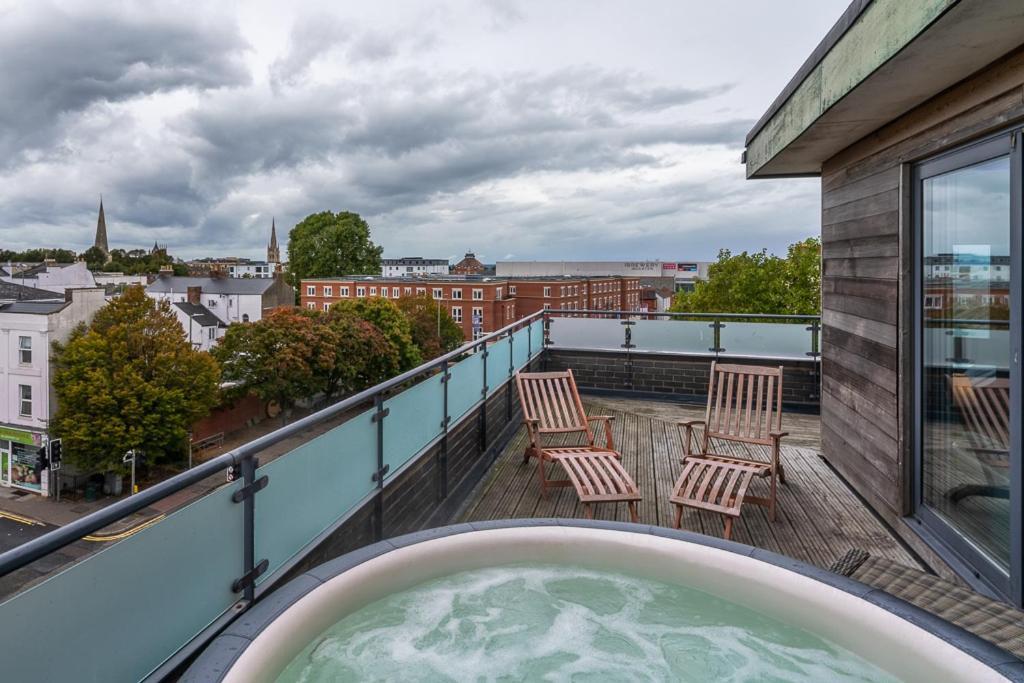 Central Penthouse With Hot Tub & Views 23 كيلتنهام المظهر الخارجي الصورة