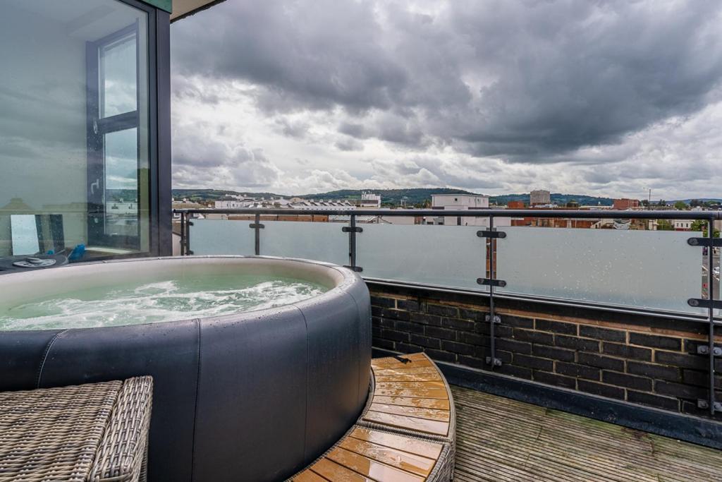 Central Penthouse With Hot Tub & Views 23 كيلتنهام المظهر الخارجي الصورة
